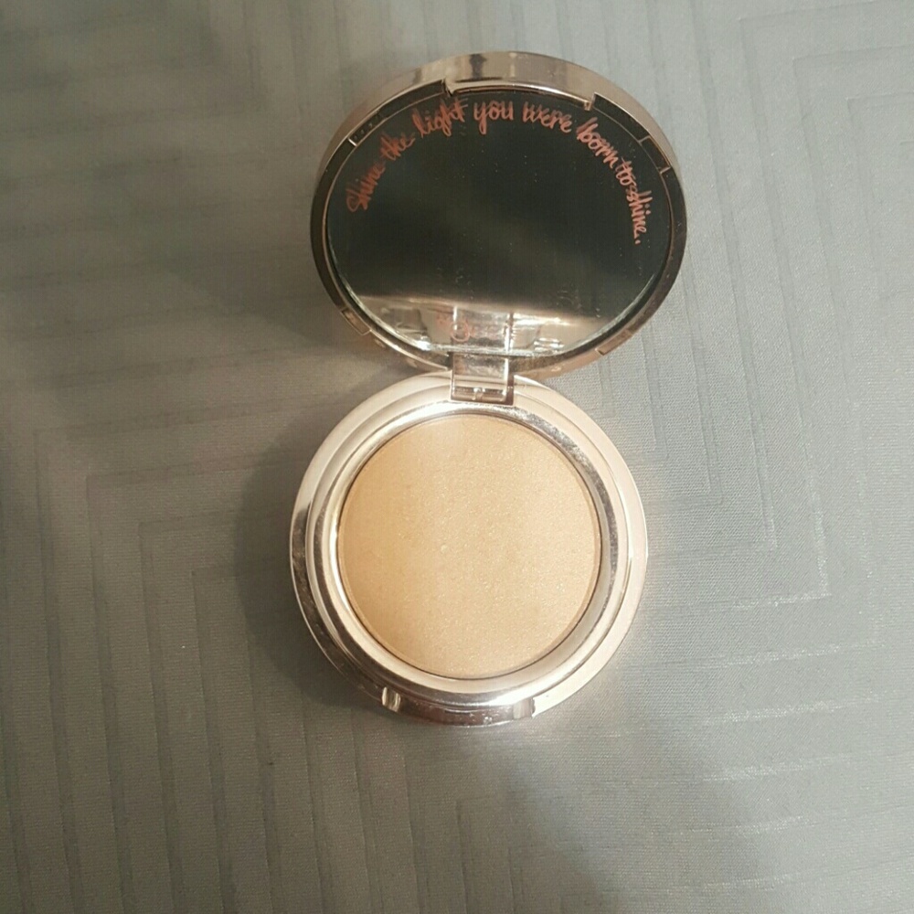Josie Maran Illuminator